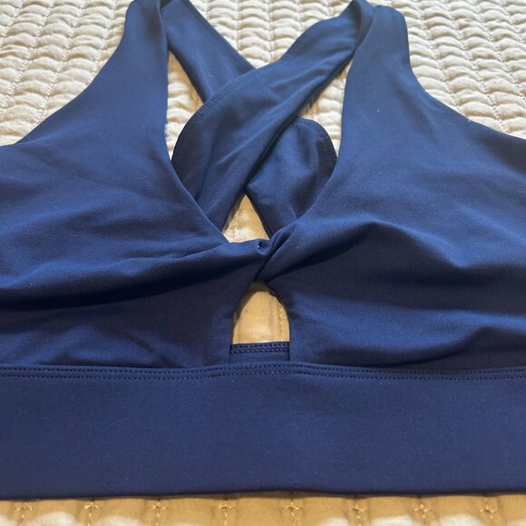 Fabletics Oasis Twist Sports Bra Women’s XL Navy Medium Impact Crisscross Straps - Picture 2 of 7